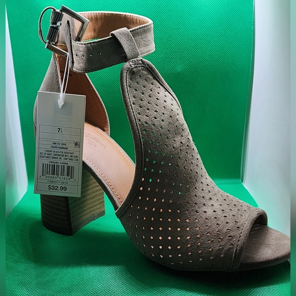 Universal Thread Heels - Picture 3 of 3